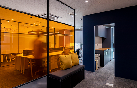 루트로닉 본사 사무실